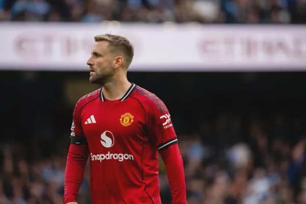 按年配资平台官方 全场梦游！曼联输球夜一人被狂喷 3次丢球他难辞其咎