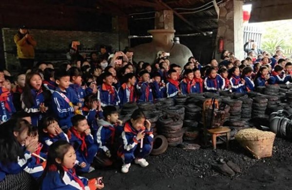 线上炒股配资门户 春意浓人气旺!清明假期荥经文旅“量质双升”