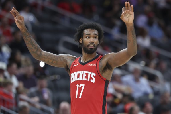 新手配资 你可是首发啊！伊森防守很拼有4抢断 但后三节+加时一分未得